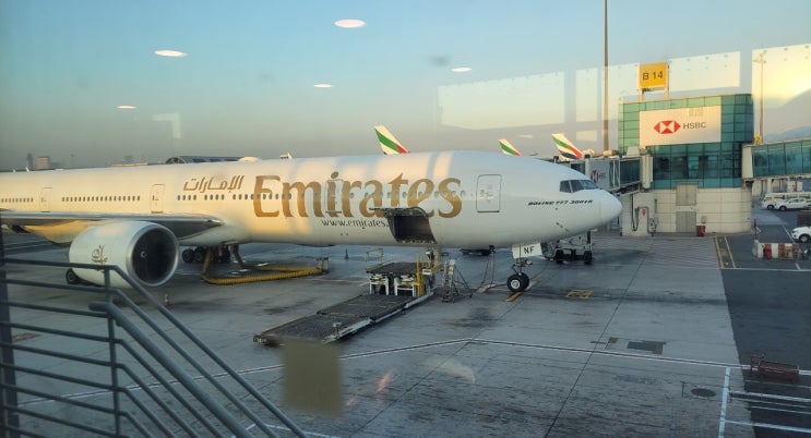 [해외여행] 아랍에미레이트 항공 탑승 후기 (두바이 몰디브 신혼 여행객들을 위한 에어버스 A380 기내식, 좌석 배치도, 서비스, 영화 등 후기)