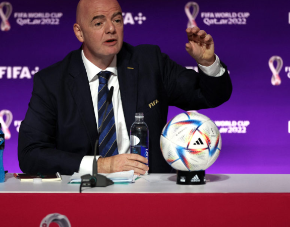 FIFA 회장은 월드컵 비판자들을 꾸짖고, 카타르는 한 시간 동안 비난했습니다. FIFA 회장은 월드컵 비판자들을 꾸짖고, 카타르는 한 시간 동안 비난했습니다.