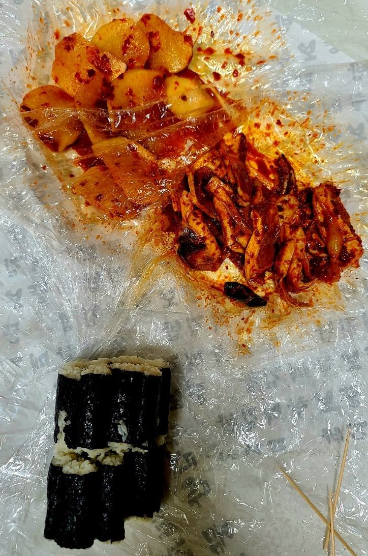 충무김밥(feat. 통영 맛집, 뚱보할매김밥집, 충무김밥 맛집, 오징어 어묵볶음, 깍두기, 쓲박지, 된장국, 원조충무김밥집, 충무김밥 개발자, 어두이할머니) 충무김밥(feat. 통영 맛집, 뚱보할매김밥집, 충무김밥 맛집, 오징어 어묵볶음, 깍두기, 쓲박지, 된장국, 원조충무김밥집, 충무김밥 개발자, 어두이할머니)
