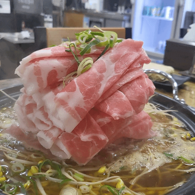 양지 육수로 진하게 우려낸 내서삼계맛집 육더미샤브&국밥