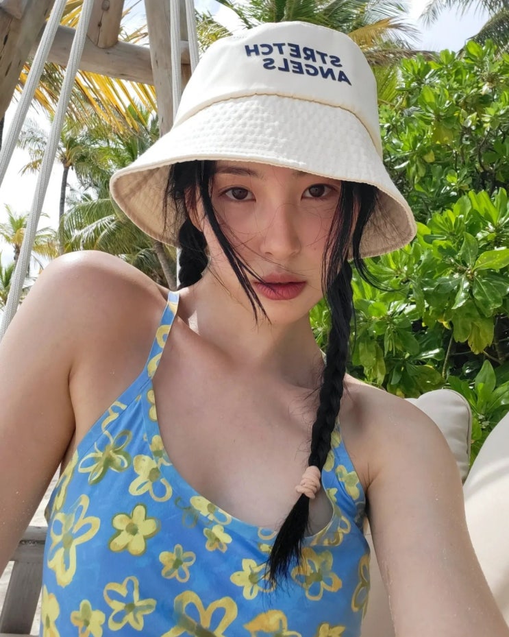 '섹시 아이콘' 가수 선미, 몰디브에서 일상 공개...비키니 입고 글래머러스한 몸매 뽐내자 시선 집중 '섹시 아이콘' 가수 선미, 몰디브에서 일상 공개...비키니 입고 글래머러스한 몸매 뽐내자 시선 집중