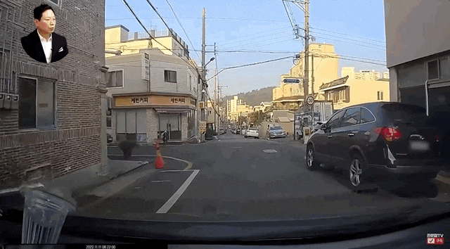 [영상]골목길서 차 마주친 초등생…손짓하며 한 행동