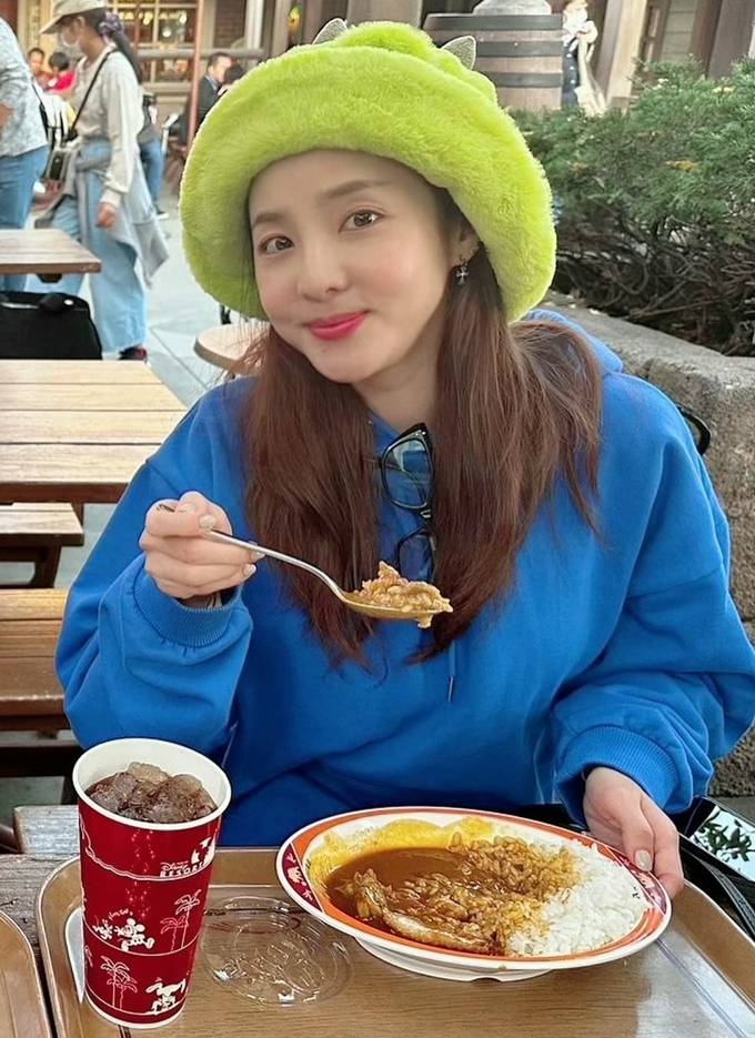 투애니원 출신 산다라박, 놀이공원서 빛나는 '동안 미모' 나들이룩 깜찍하고 귀여워 투애니원 출신 산다라박, 놀이공원서 빛나는 '동안 미모' 나들이룩 깜찍하고 귀여워