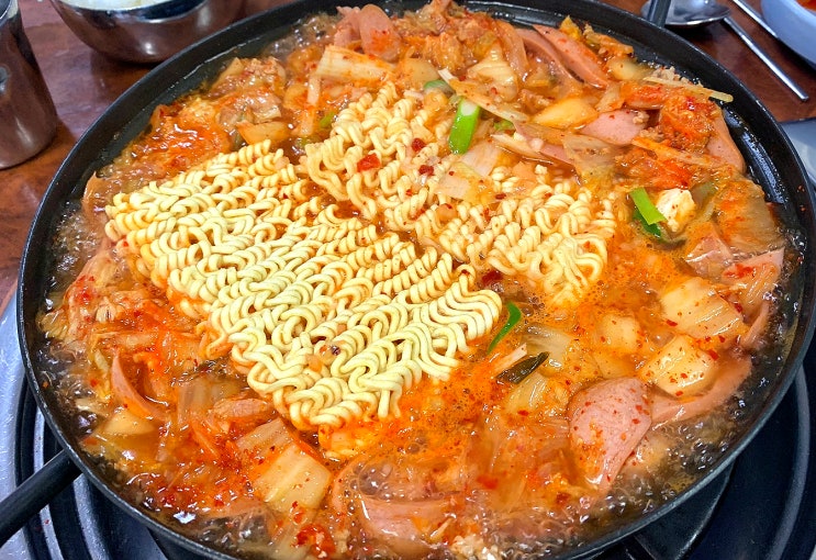  찐짜솥뚜껑 삼겹살갈비, 성수동 푸짐한 부대찌개 맛집