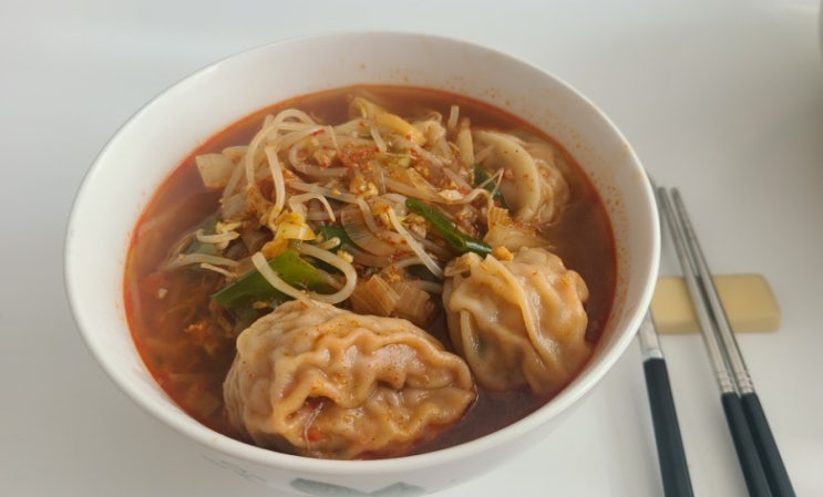 냉동만두 활용한 칼칼하고 얼큰 만둣국 만두국 한 끼 냉동만두 활용한 칼칼하고 얼큰 만둣국 만두국 한 끼