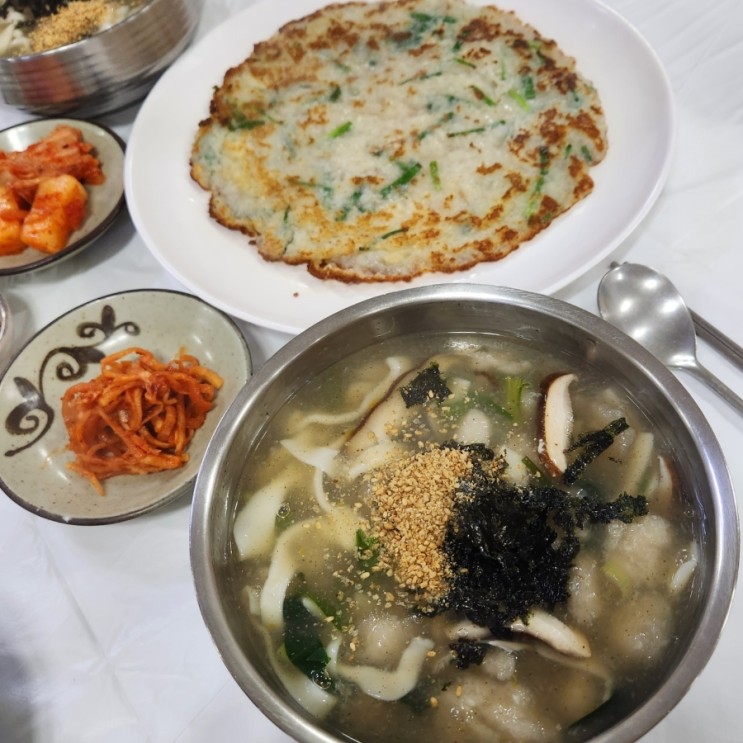 강릉&gt; 감자바우 뜨끈한 옹심이와 바삭한 감자전