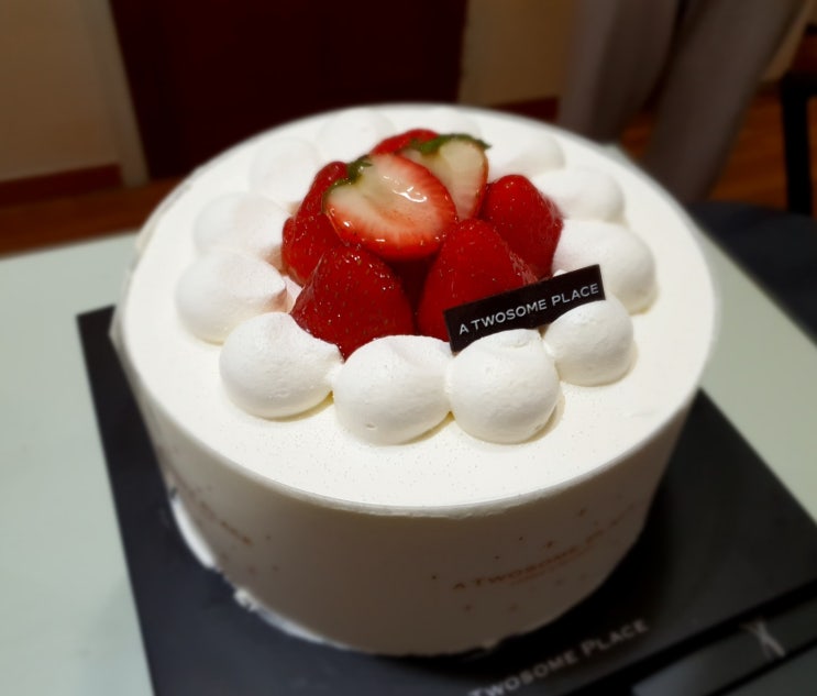 투썸 플레이스 딸기생크림 케이크 현대M 포인트로 50% 가격 할인 결재해따 크리스마스 샤인머스켓 케이크도 예약함