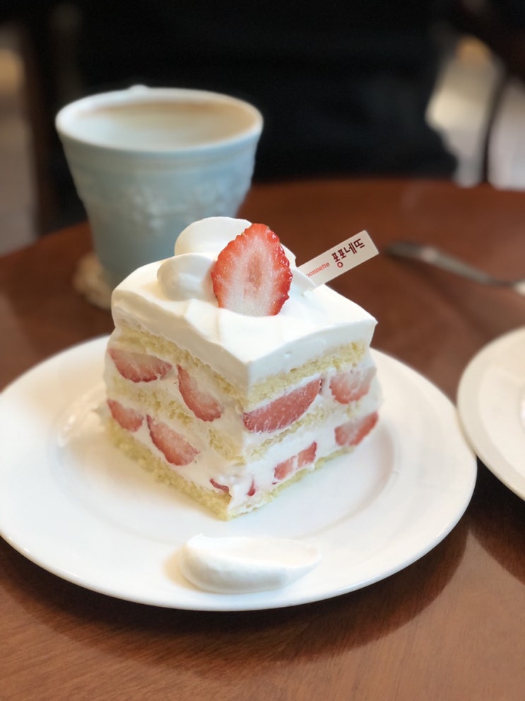  퐁포네뜨 딸기케이크가 독보적으로 맛있는 홍대 디저트 맛집