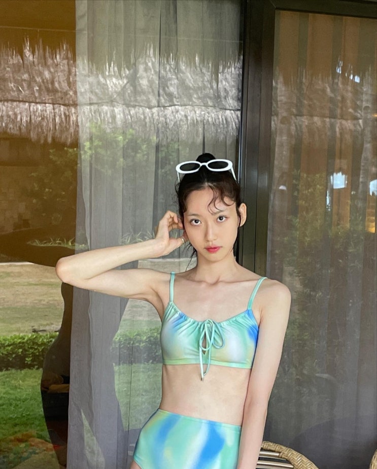 배우 한지현, 바닷가로 뛰어가는 발랄한 모습...군살 하나 없는 몸매와 일자 쇄골로 감탄 유발 배우 한지현, 바닷가로 뛰어가는 발랄한 모습...군살 하나 없는 몸매와 일자 쇄골로 감탄 유발