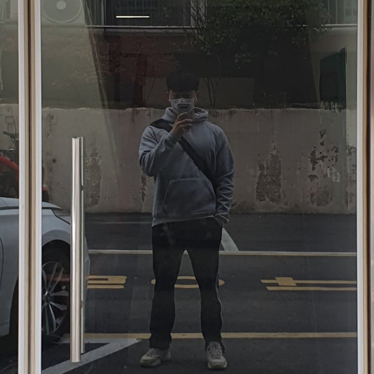 쿠키 어글리슈즈 검흰 트레이닝 팬츠 검은색 메신저백 코디 쿠키 어글리슈즈 검흰 트레이닝 팬츠 검은색 메신저백 코디