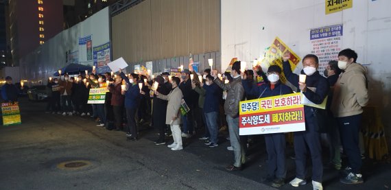 "집·주식값 떨어지는데 종부세·금투세 내라고?" 부글부글 끓는 민심 "집·주식값 떨어지는데 종부세·금투세 내라고?" 부글부글 끓는 민심
