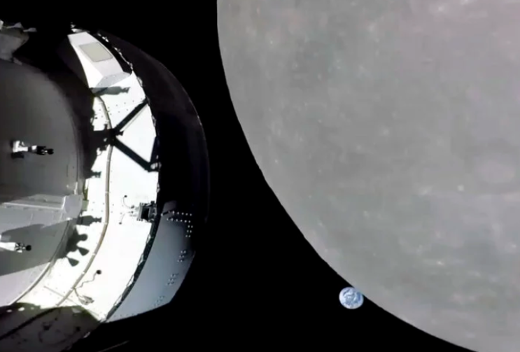 NASA의 오리온 캡슐이 인간이 달 궤도를 재방문하기 전 마지막 단계에서 달을 윙윙거리게 합니다.