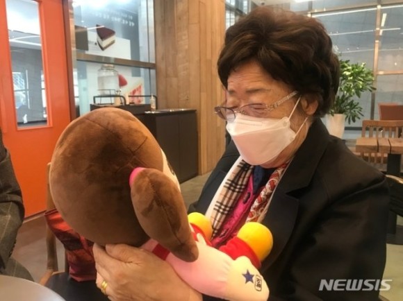 할머니에게 선물한 말동무 인형...알고보니 치매 잡는 효자였다 할머니에게 선물한 말동무 인형...알고보니 치매 잡는 효자였다