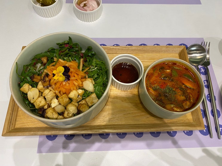  삼성역 코엑스맛집 플랜튜드 / 비건 레스토랑, 메뉴 추천, 크럼블 두부 비빔밥&토마토 순두부 스튜, 플랜트 소이 불고기 덮밥, 프라잉 가지 베지 카레, 두부 페이퍼 라자냐
