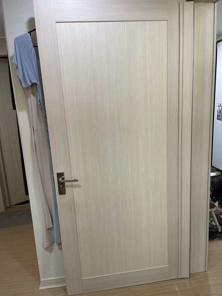 의정부 민락동 중흥S클래스 트와이스 손상된 방문 인테리어필름으로 깔끔히 시공