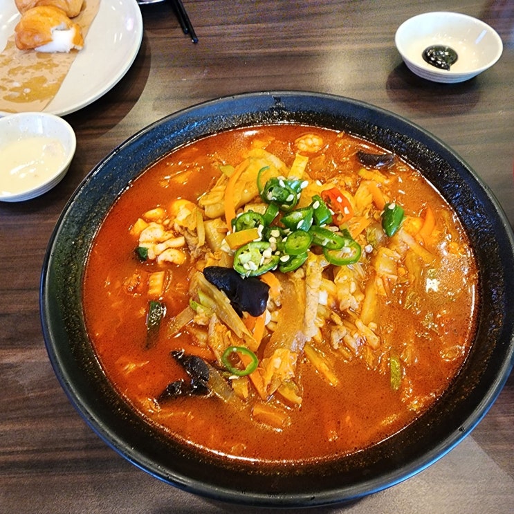  홍콩반점 메뉴 얼큰한 알곤이 짬뽕과 고기 짜장