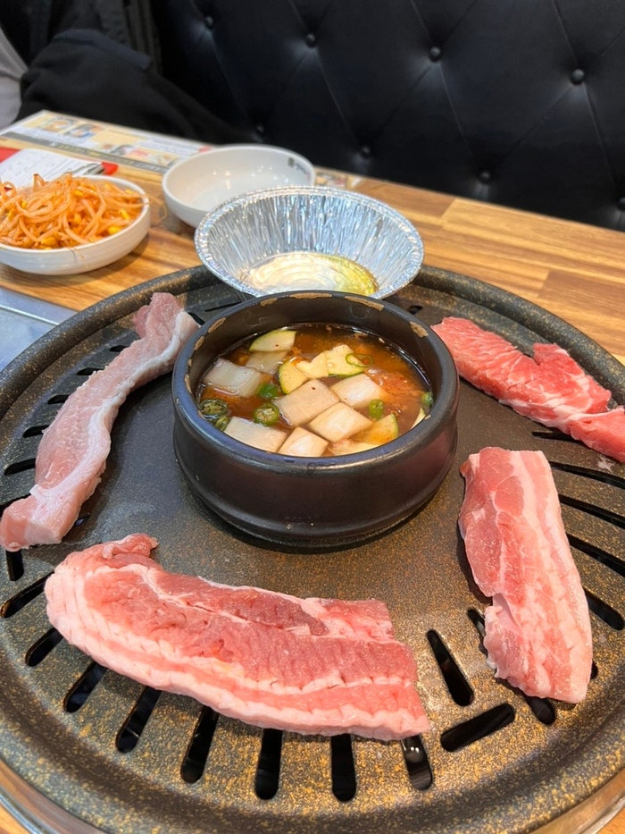 줄서서 먹는 홍대 무한리필 삼겹살 맛집