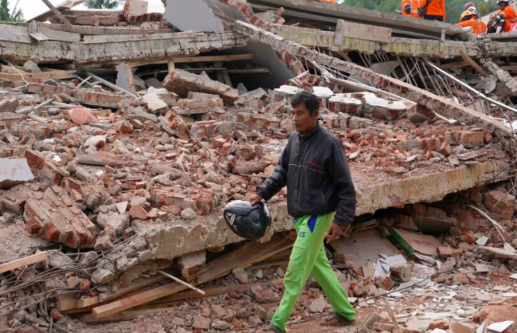 인도네시아의 지진은 규모 5.6에 불과했습니다. 왜 수백 명의 사람들이 죽었을까요?