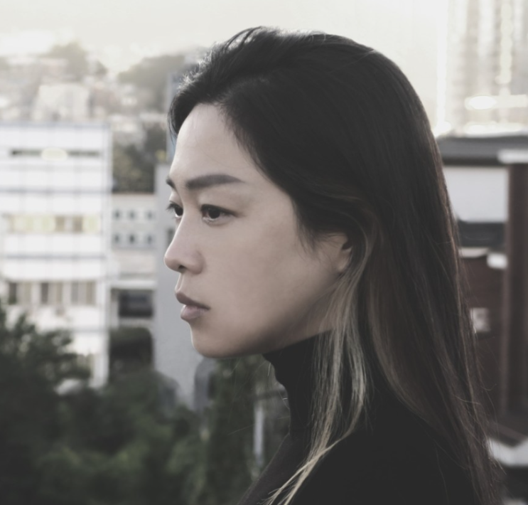요즘은 이 가수에 푹 빠져 삽니다. 요즘은 이 가수에 푹 빠져 삽니다.