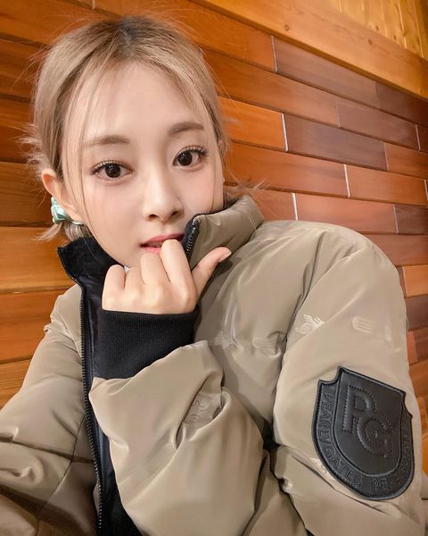  트와이스 쯔위가 착용한 파리게이츠 패딩은?