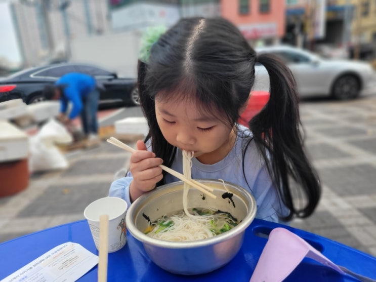  일요일 아침 댓거리 신마산 번개시장에서 국수한그릇 호로록!~