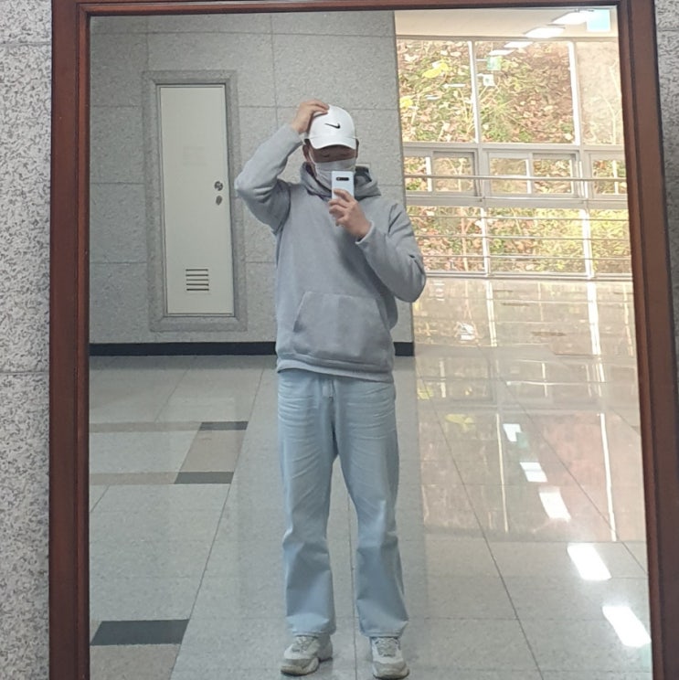 나이키 흰색 레거시91 회색 후드티 연청 와이드 청바지 코디 나이키 흰색 레거시91 회색 후드티 연청 와이드 청바지 코디