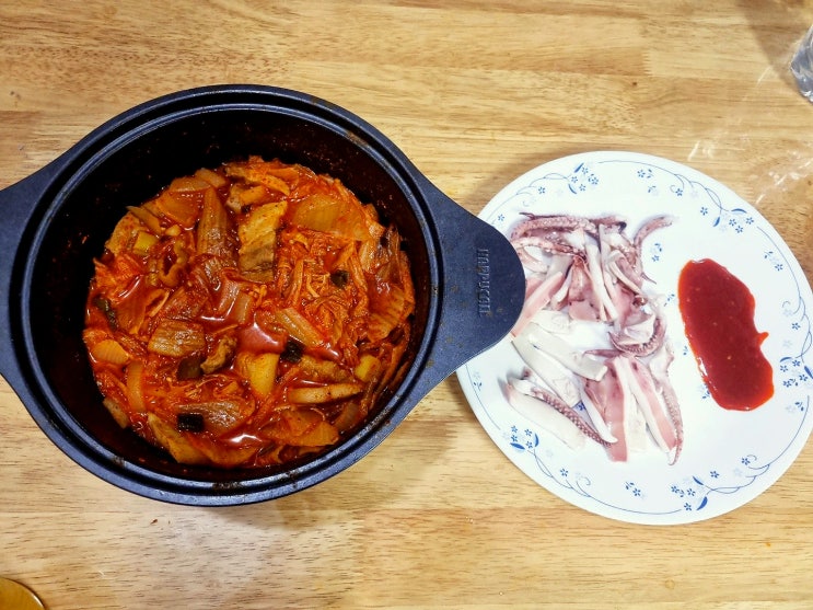  2022-11-24 오늘의 저녁 : 간단 오징어숙회와 삼겹살 김치찌개