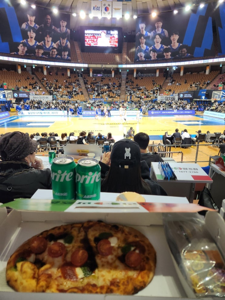 피자 주는 잠실실내체육관 이태리양조장석 (KBL 프로농구 서울 삼성 vs 전주 KCC)