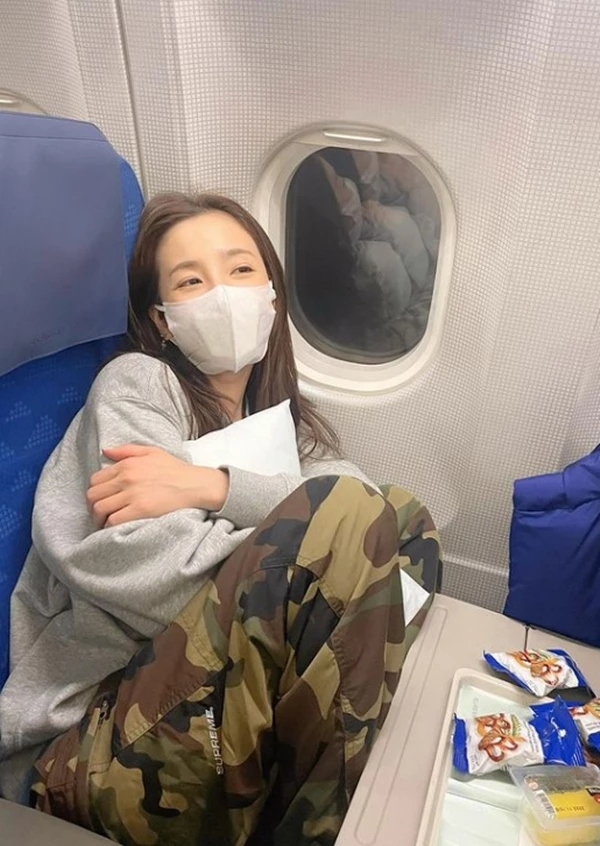 '이코노미석 탑승' 산다라박, 여유롭게 남는 자리와 함께 여리여리한 체구 뽐내...막 입어도 멋져 '이코노미석 탑승' 산다라박, 여유롭게 남는 자리와 함께 여리여리한 체구 뽐내...막 입어도 멋져