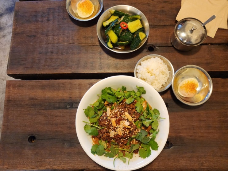  삼고초려끝에 맛본 탄탄면[오랑우탄면사무소]
