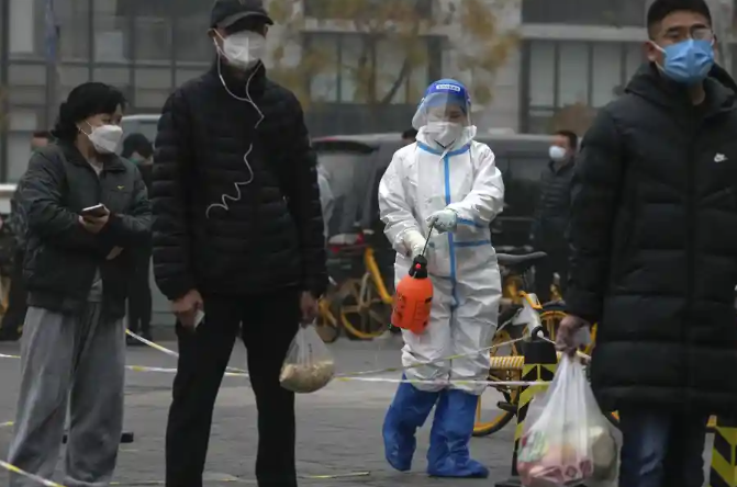 중국은 현지 코로나 환자가 사상 최고치를 기록함에 따라 새로운 봉쇄 조치를 취합니다. 중국은 현지 코로나 환자가 사상 최고치를 기록함에 따라 새로운 봉쇄 조치를 취합니다.
