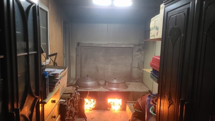  부뚜막 :  메주 콩 삶기