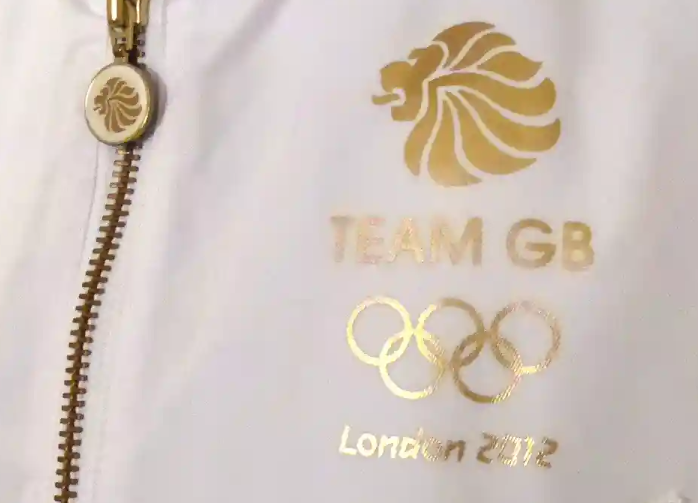 '우리 엄마 다락방에 있었어요': 자선 경매를 위한 상징적인 GB 런던 2012 키트 세트입니다. '우리 엄마 다락방에 있었어요': 자선 경매를 위한 상징적인 GB 런던 2012 키트 세트입니다.