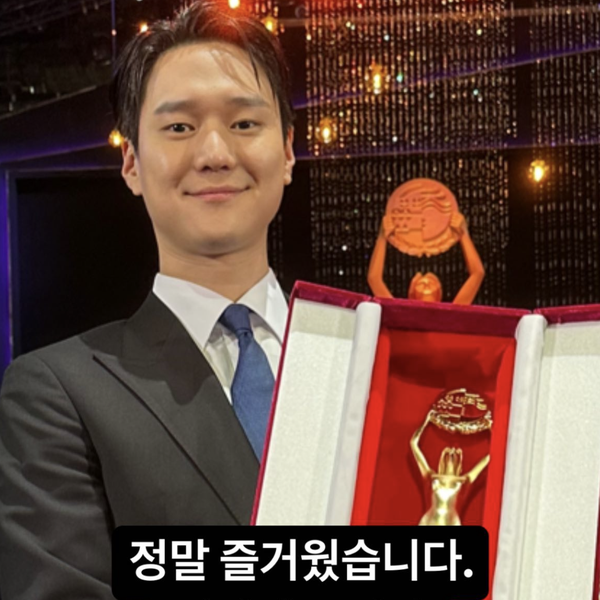 지코 뉴진스 무대 고경표 반응 짤 + 2022 청룡영화상 청룡영화제 축하공연 아이돌 댄스곡
