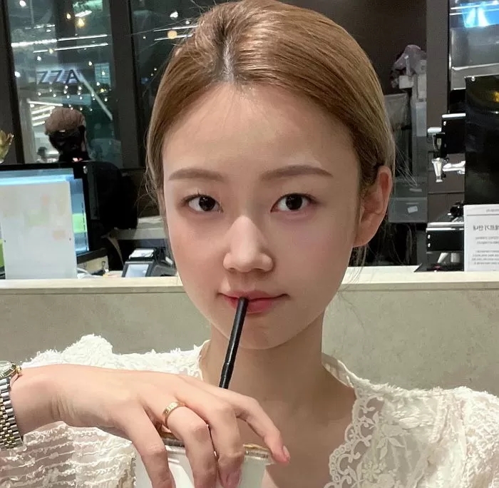 '괴물 수비수' 김민재 선수, 아내 안지민 씨 연예인으로 착각할 정도 미모...아내 나이 직업 인스타? '괴물 수비수' 김민재 선수, 아내 안지민 씨 연예인으로 착각할 정도 미모...아내 나이 직업 인스타?