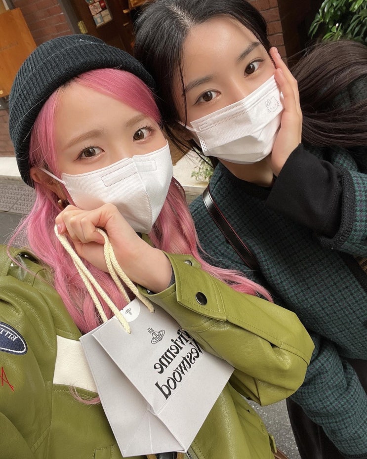 그룹 아이즈원 출신 권은비, 동갑내기 동료 가수 김남주와 도쿄 여행 중...길거리에서 쿨하게 옷 갈아 입어 그룹 아이즈원 출신 권은비, 동갑내기 동료 가수 김남주와 도쿄 여행 중...길거리에서 쿨하게 옷 갈아 입어