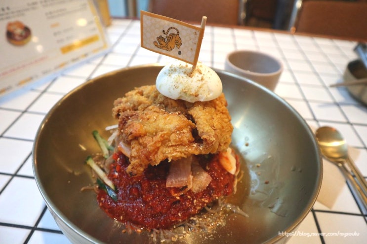  호랭이밀면 부산 맛집인데 이제.. 거기에 지파이(치킨)를 얹은...