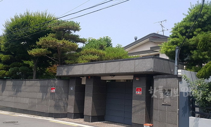 송중기 집 재산 얼마? 이태원 단독주택 200억 나인원한남 고급 아파트 연예인 부동산 부자 집안 여동생 서울대 드라마 송혜교 이혼 후 김태리 파리 열애설