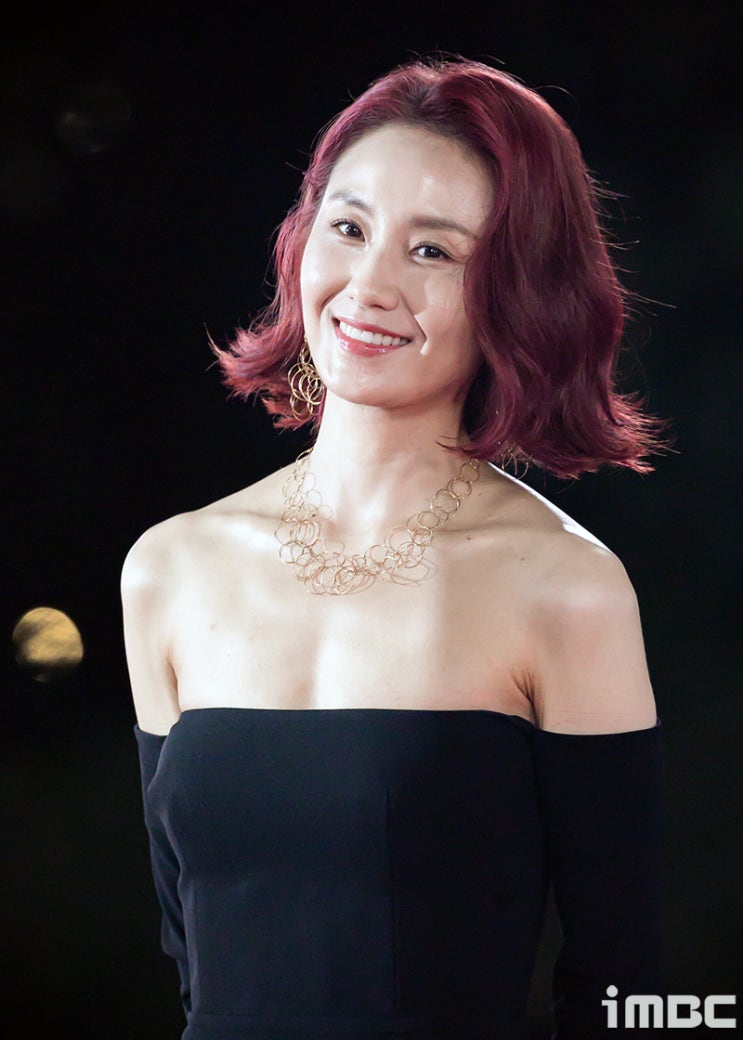 '매혹적인 붉은 머리' 연기파 배우 김소진, 노출 드레스 입고 '청룡영화상' 뒤집어 놓은 여배우의 정체는? '매혹적인 붉은 머리' 연기파 배우 김소진, 노출 드레스 입고 '청룡영화상' 뒤집어 놓은 여배우의 정체는?