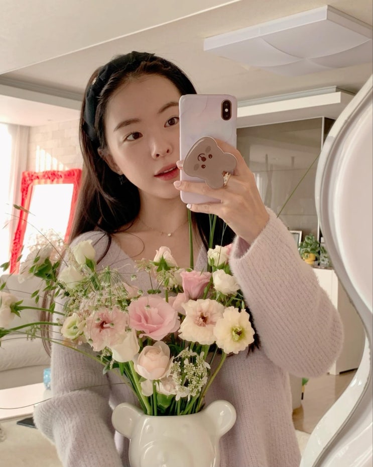 신혼여행 마치고 돌아온 유튜버 하늘, 남편 도박 사이트 논란 속에 연탄 나눔 봉사로 새카만 발 공개 신혼여행 마치고 돌아온 유튜버 하늘, 남편 도박 사이트 논란 속에 연탄 나눔 봉사로 새카만 발 공개