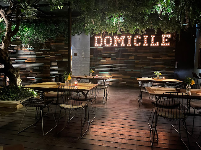  수라바야 차량 렌트카 - 맛집 Domicile Kitchen & Lounge