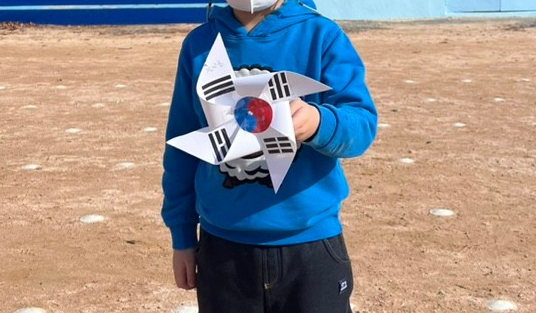 [1학년-교사교육과정 11.23.(수)] 전통놀이 공기 기차 놀이(간단 교실놀이수업, 완전통합수업 친구 어울림), 통합교과 겨울 태극기 바람개비 만들어서 날리기 (김해동광초등학교)