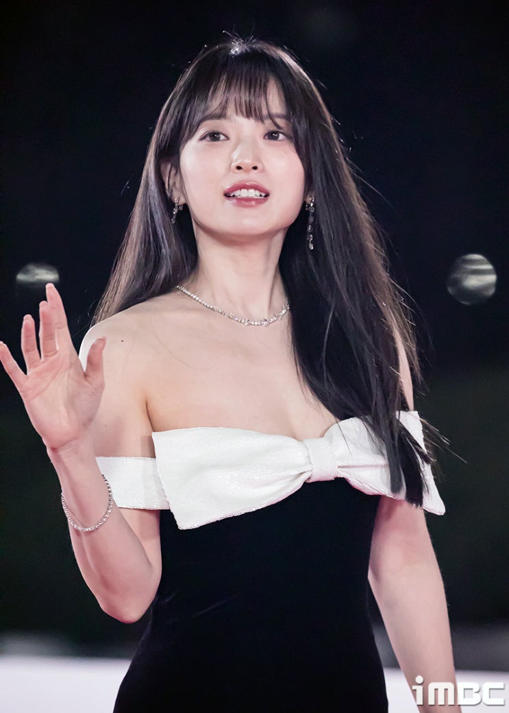 '레드카펫이 체질' 배우 천우희, 아슬아슬 드레스 입고 콜라병 몸매로 반전 "육지로 나온 인어공주" '레드카펫이 체질' 배우 천우희, 아슬아슬 드레스 입고 콜라병 몸매로 반전 "육지로 나온 인어공주"