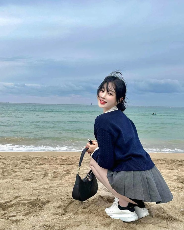 '구독자 40만이 넘는' 트위치 스트리머 한갱, 해변에서 속바지 노출로 다소곳한 포즈에 방점 '구독자 40만이 넘는' 트위치 스트리머 한갱, 해변에서 속바지 노출로 다소곳한 포즈에 방점