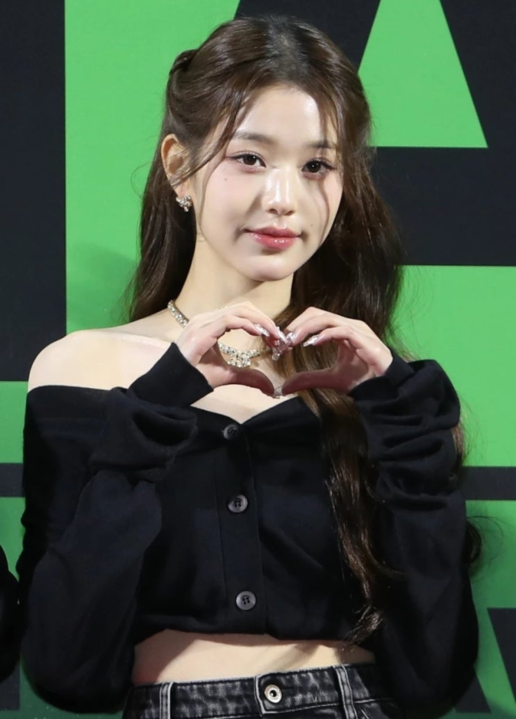 'MZ의 워너비 아이콘' 장원영, 뮤직뱅크 찍고 KBS 가요대축제 MC 꿰찼다 "MC계의 샛별" 'MZ의 워너비 아이콘' 장원영, 뮤직뱅크 찍고 KBS 가요대축제 MC 꿰찼다 "MC계의 샛별"