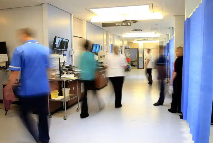 분석에 따르면 브렉시트는 NHS 의사 부족을 악화시켰습니다. 분석에 따르면 브렉시트는 NHS 의사 부족을 악화시켰습니다.