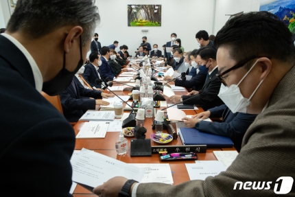 진도 못나가는 내년 <b>예산안</b>…<b>여야</b>, 결국 '깜깜이 심사' 돌입