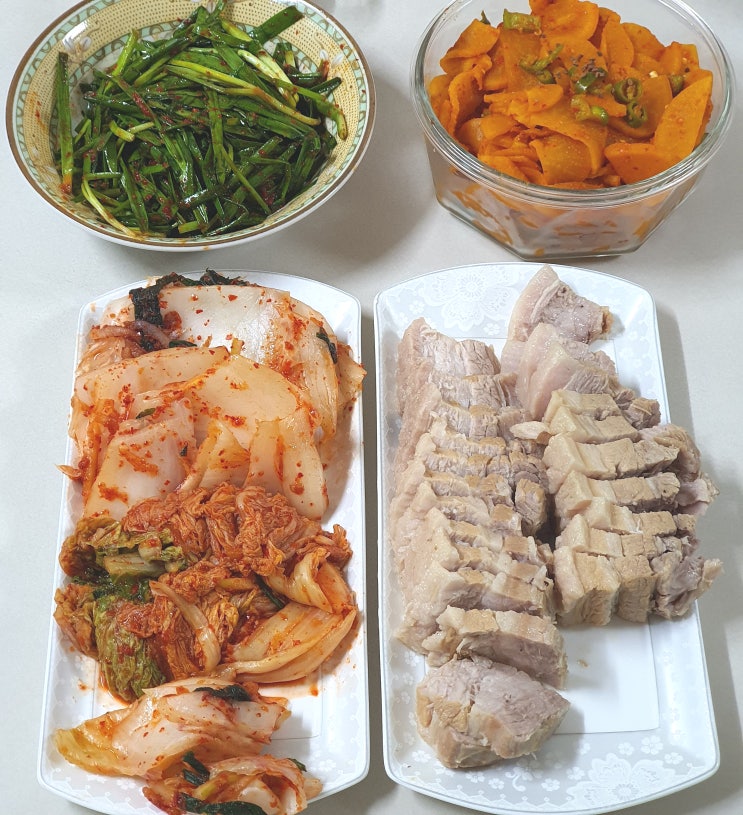  돼지고기 보쌈 부추무침 단무지무침 김장김치 조합