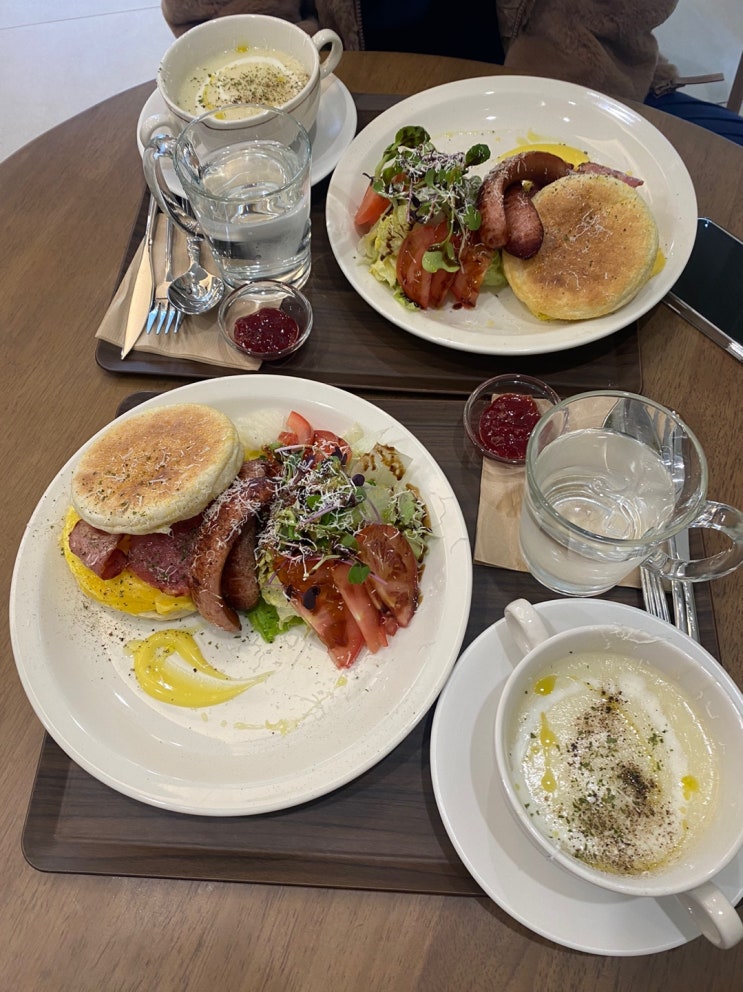  11/28 (1) 오늘의 브런치에, 감자스프까지 두둑~~한 점심!! 파르페는 사장님의 인심^^ / 군산 나운동 인테이블