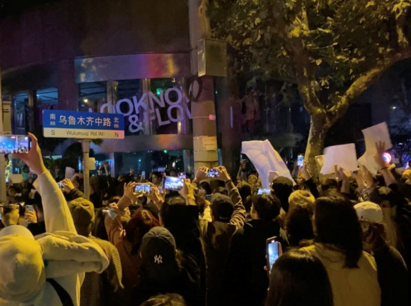 봉쇄에 분노한 군중들은 시위가 확산되자 중국의 시 주석의 퇴진을 요구하고 있습니다.